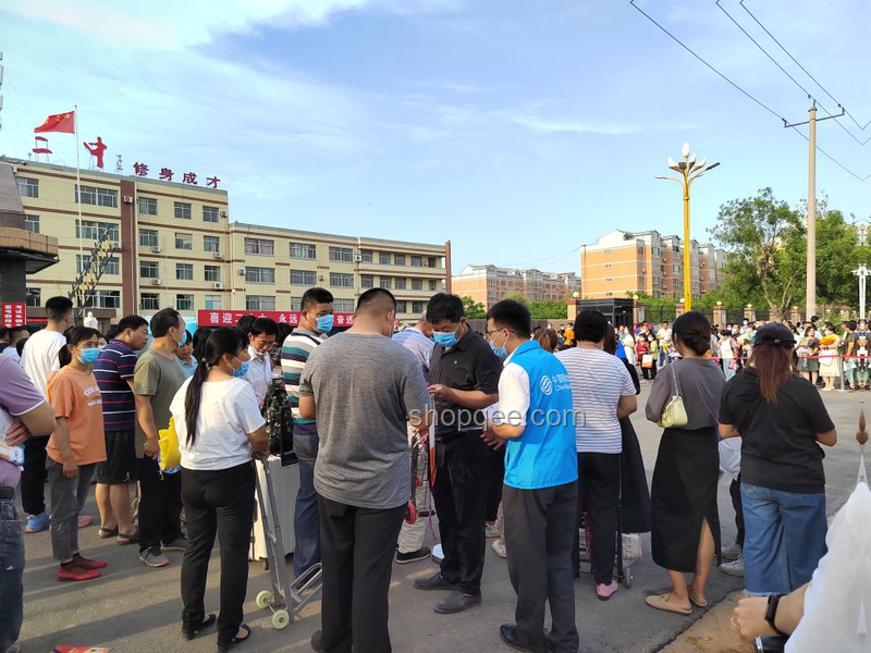家长们考场外花样整活案例研究