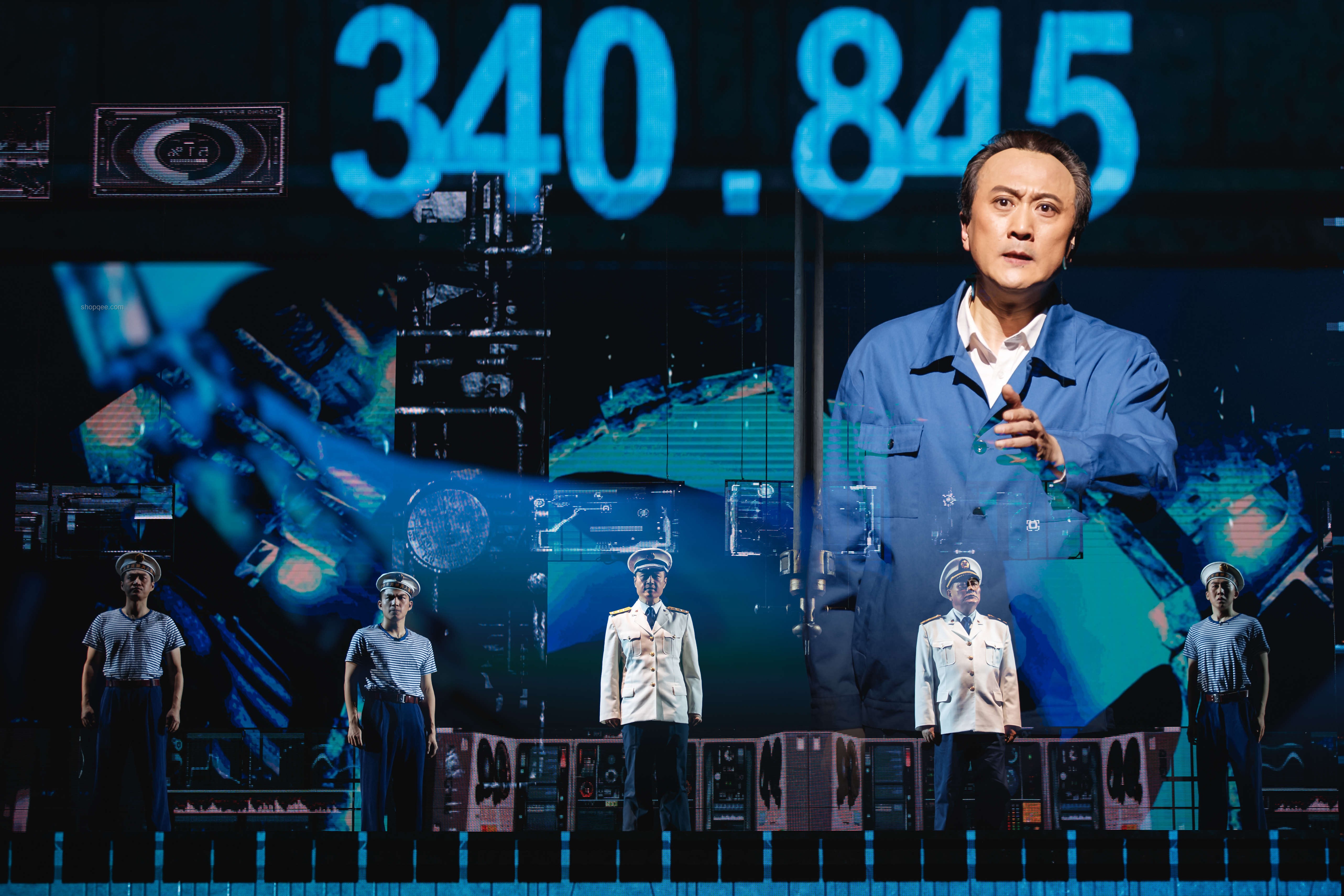 张艺兴话剧舞台意外：演艺行业临场应变与观众互动新思考