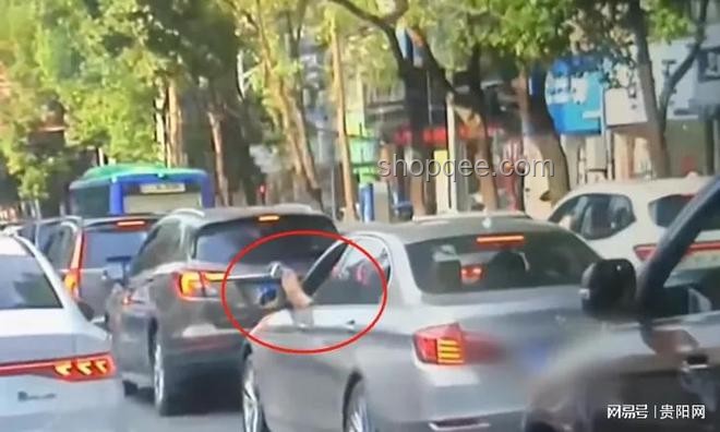 开车禁忌：脚伸窗外玩手机，危险行为大揭秘