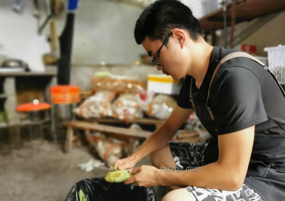 高考结束，挑行李回家的她婉拒了资助