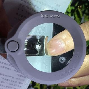 58岁柜员放大镜办业务引热议：银行业老龄化与效率平衡的挑战