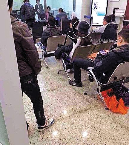 58岁柜员放大镜办业务遭嫌，银行态度引热议