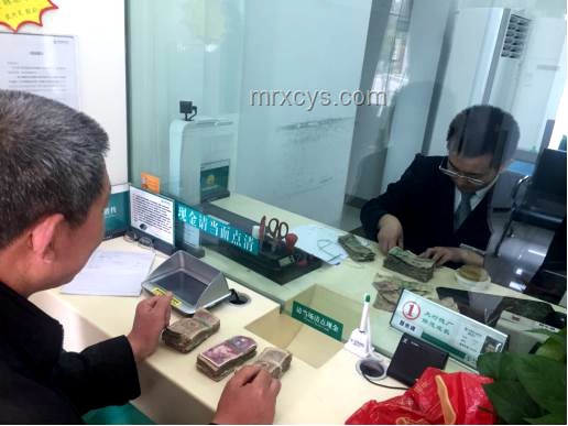 58岁柜员拿放大镜办业务遭白眼，银行温情回应暖人心