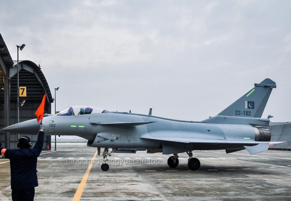 歼-10CE再出国门，见证中国航空辉煌