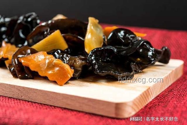 68岁阿姨吃隔夜白木耳中毒深度分析：米酵菌酸的隐忧