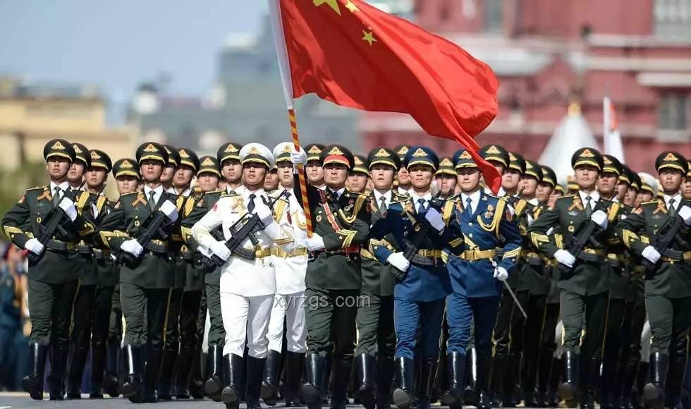 特朗普生日阅兵争议：防弹玻璃下的敬礼与全美抗议浪潮